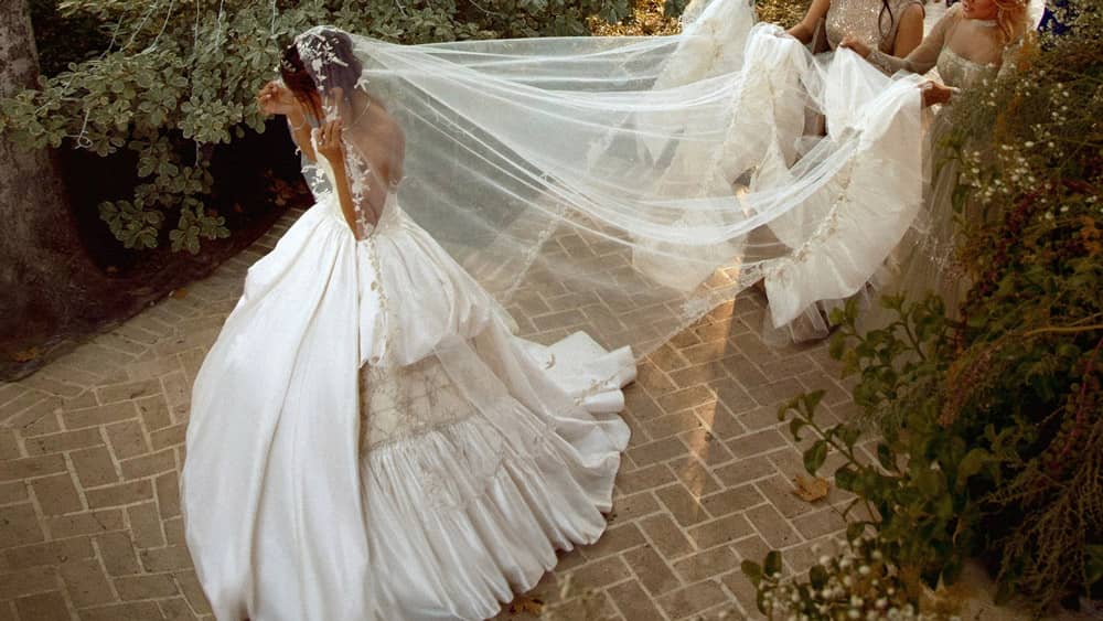 Braut in einem traditionellen Hochzeitskleid bei einer iranischen Hochzeit