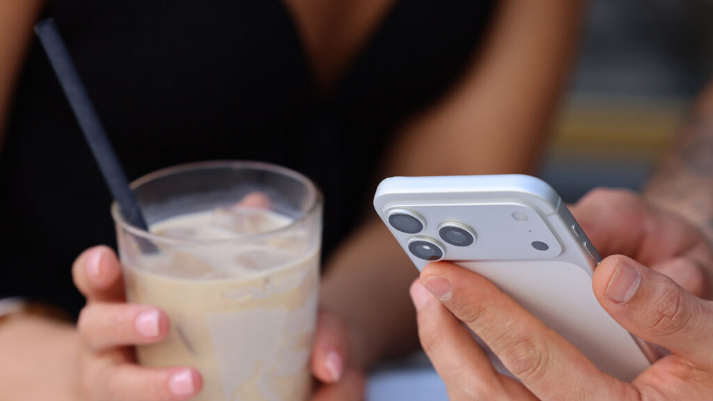Smartphone auf einem Date in einem Café