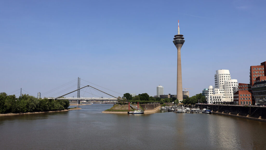 Stadtansicht von Düsseldorf am Rhein mit Rheinturm