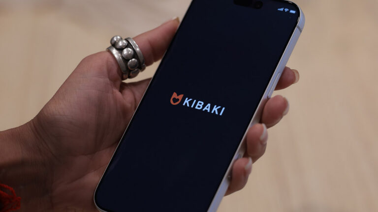 Kibaki Persian dating and events app on smartphone