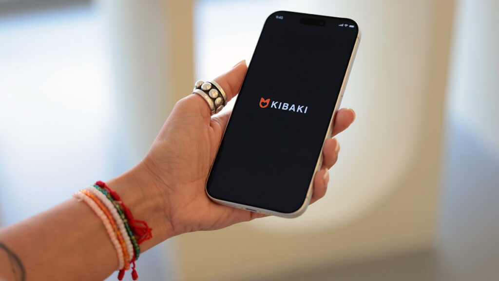 Smartphone mit dem Logo der Kibaki Dating-Plattform