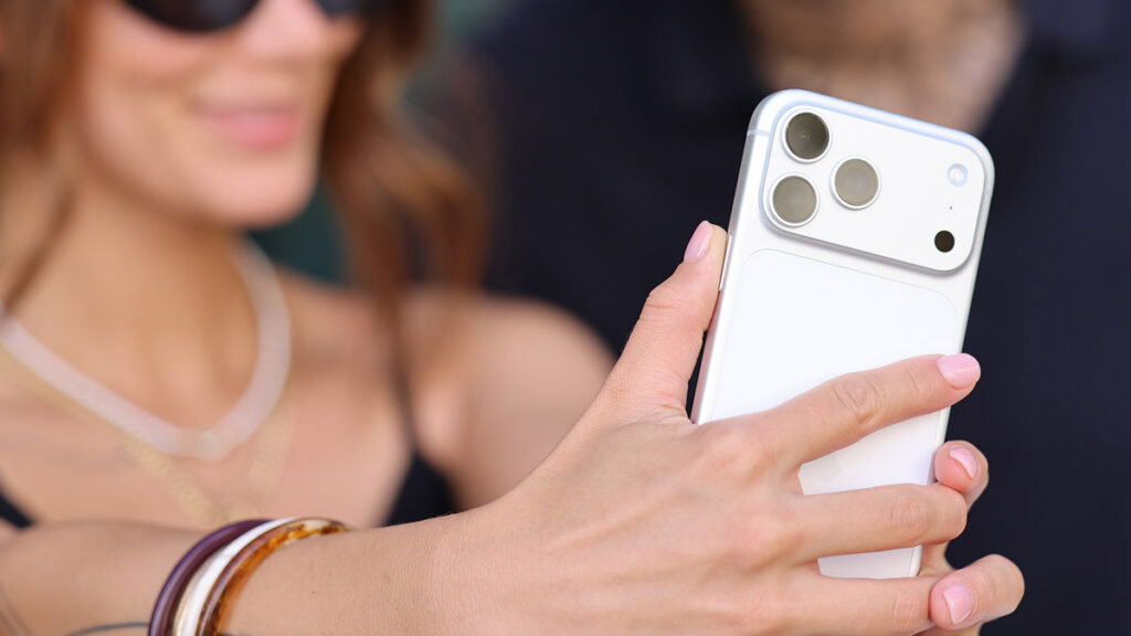 Frau nutzt ihr Smartphone für Online-Dating