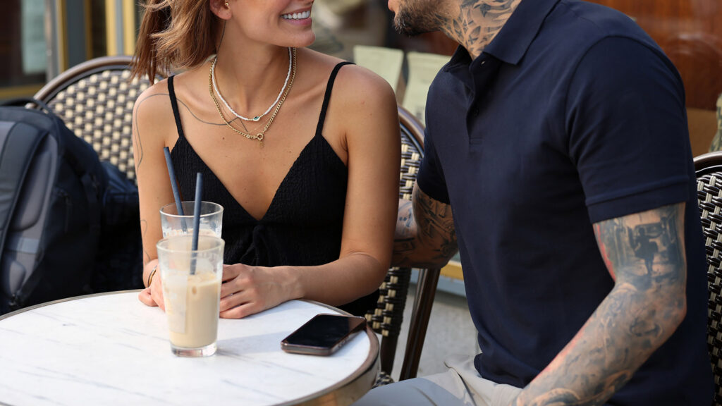 Persisches Paar bei einem Date in einem Café