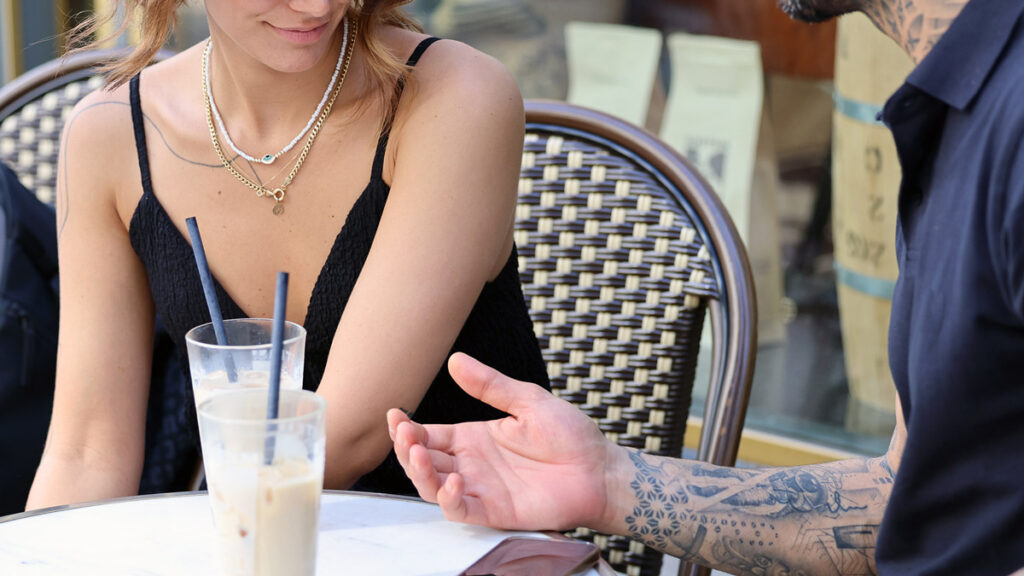 Paar im Café im Gespräch über kulturelle Unterschiede
