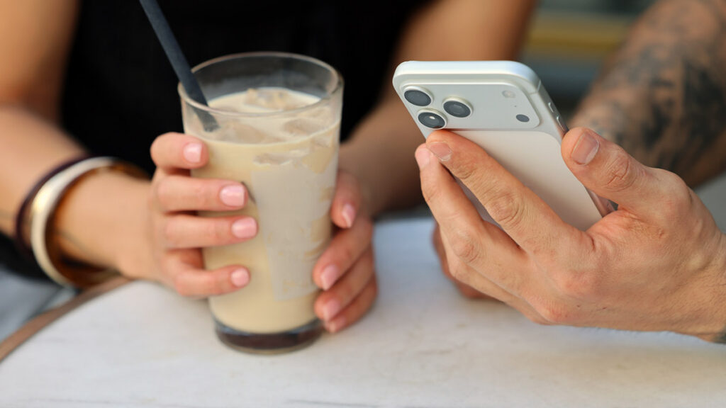 Iranisch-deutsches Paar bei einem gemeinsamen Date im Café