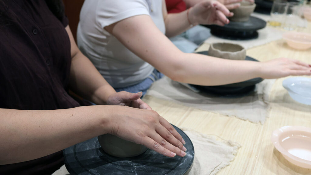 Töpferworkshop in Düsseldorf mit einer iranischen Veranstalterin als Beispiel für Begegnungen in der persischen Community