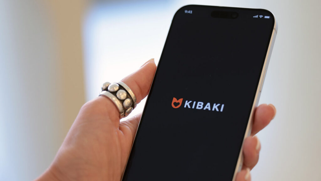 اپلیکیشن کیباکی برای دوستیابی ایرانیان خارج از کشور روی صفحه تلفن همراه