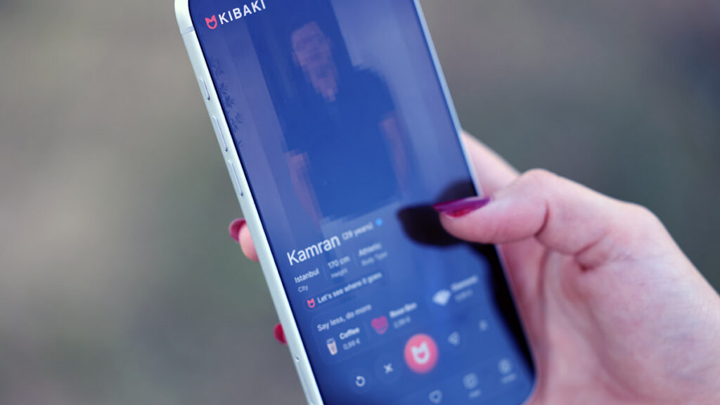 KIBAKI Iranian dating app showing a profile in the Discover section for Persian singles