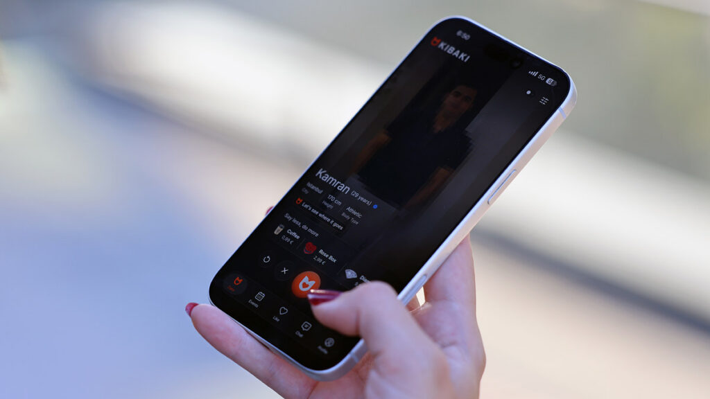 KIBAKI Dating-App auf einem Smartphone für die persische Community in Deutschland