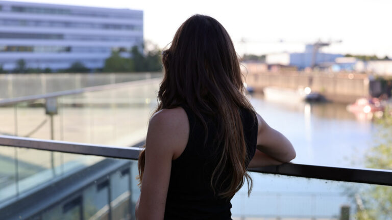 Junge Frau in urbaner Umgebung in Deutschland – Symbolbild zum Kennenlernen persischer Singles