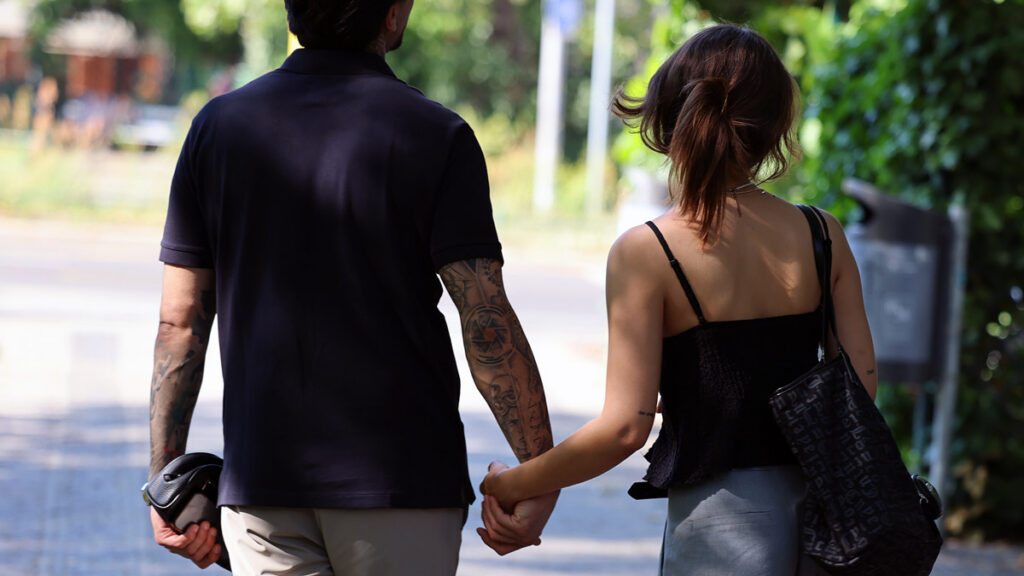 Paar bei einem gemeinsamen Spaziergang – Symbolbild für Dating und Beziehungen in Deutschland