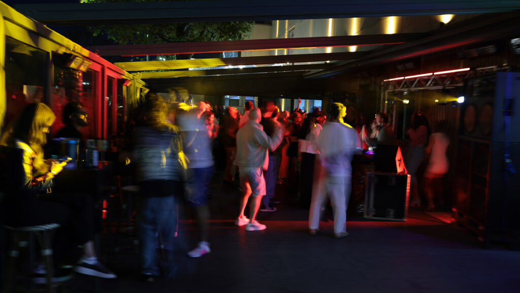 Menschen treffen sich bei einem Community-Event am Abend