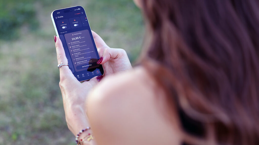 Frau sieht sich die Profilfunktionen einer Dating-App auf dem Smartphone an