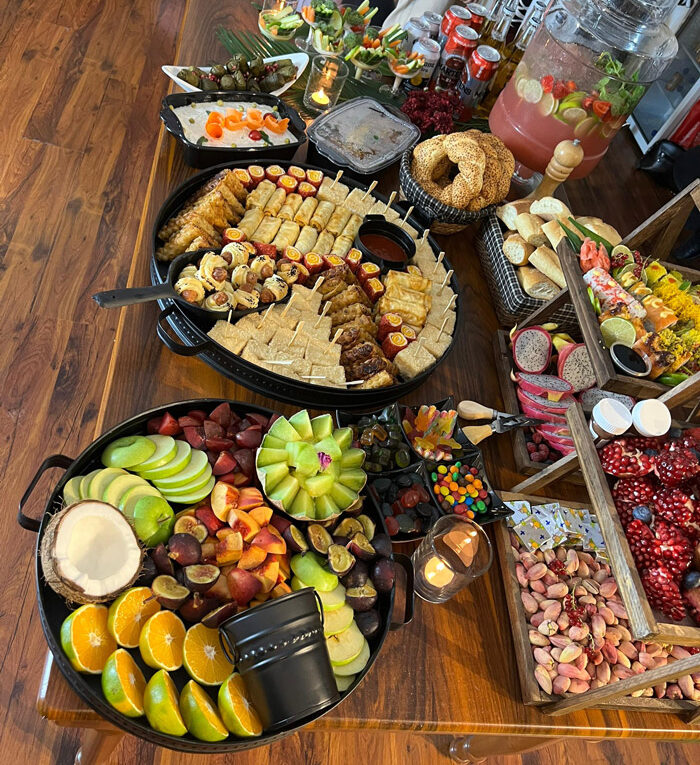 میز پذیرایی یک دورهمی ایرانی با میوه، آجیل و خوراکیهای سنتی