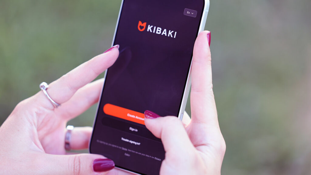 Anmeldebildschirm der KIBAKI App für die persische Community