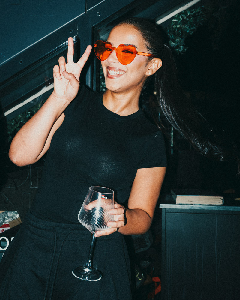 Guest celebrating at the KIBAKI launch night in Düsseldorf