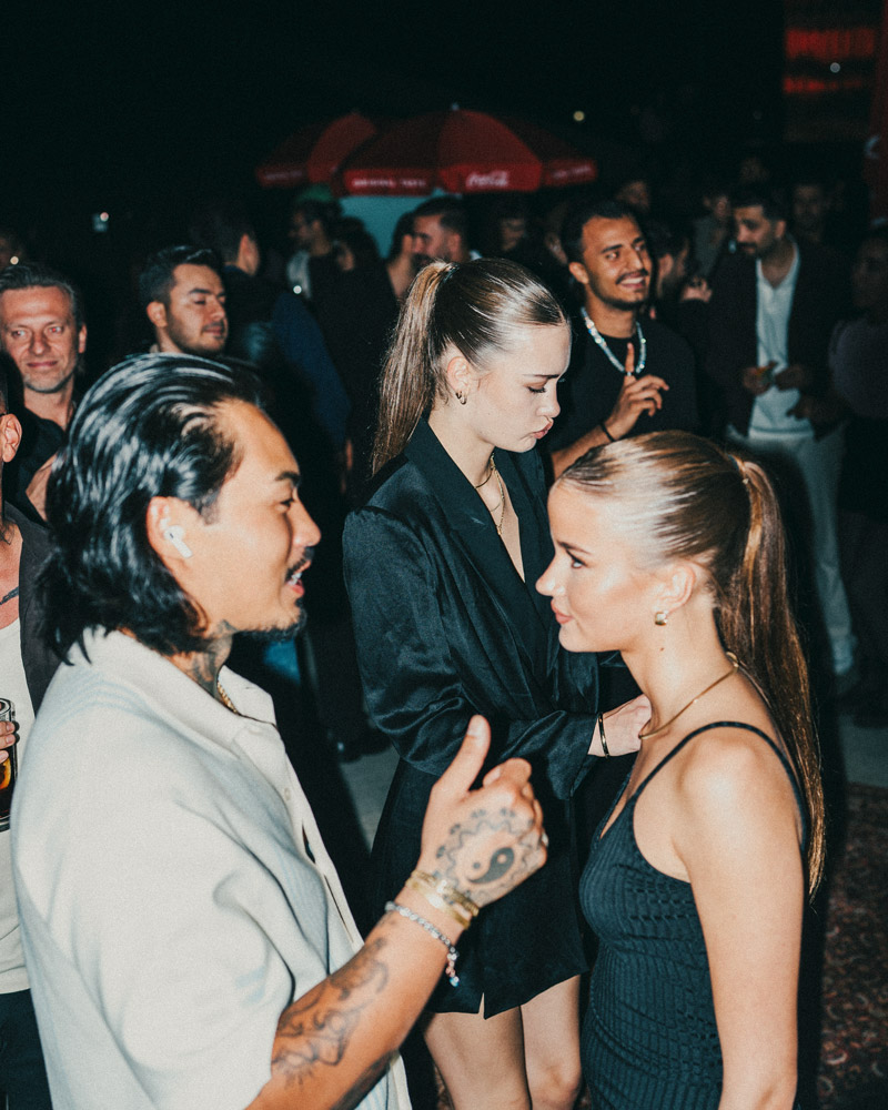 Guests talking and meeting new people at the KIBAKI Singles Night