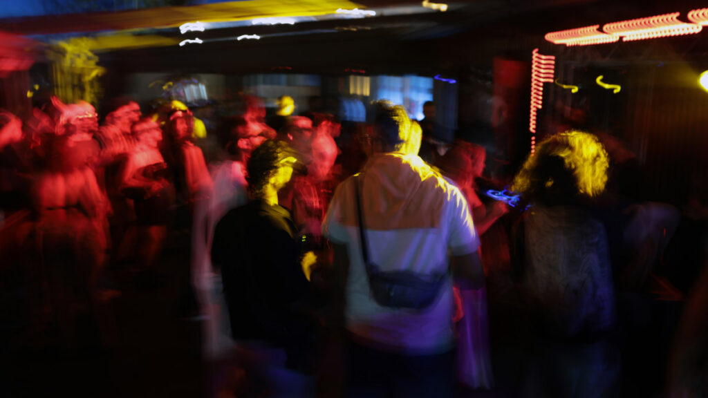 Menschen lernen sich auf einer Party mit Musik und Licht kennen