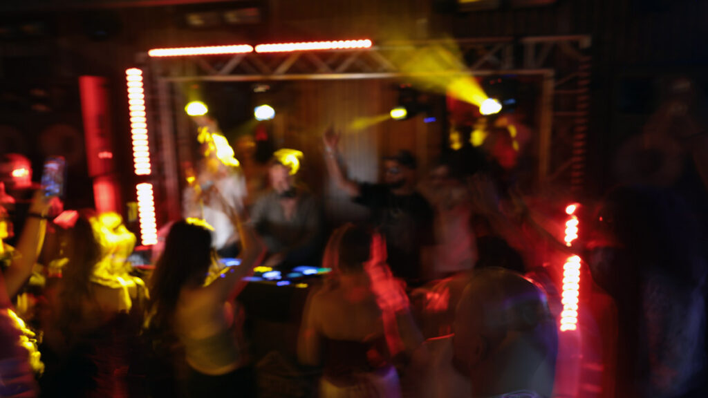 Menschen feiern bei einem kulturellen Event mit Musik