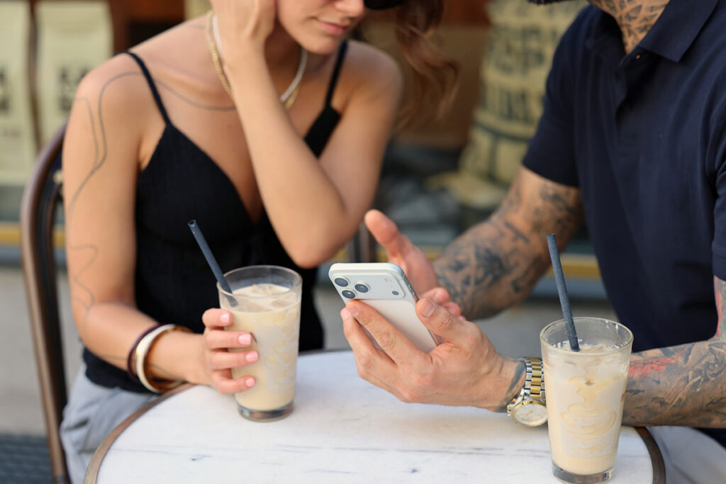 Paar sitzt im Café und unterhält sich über dem Tisch